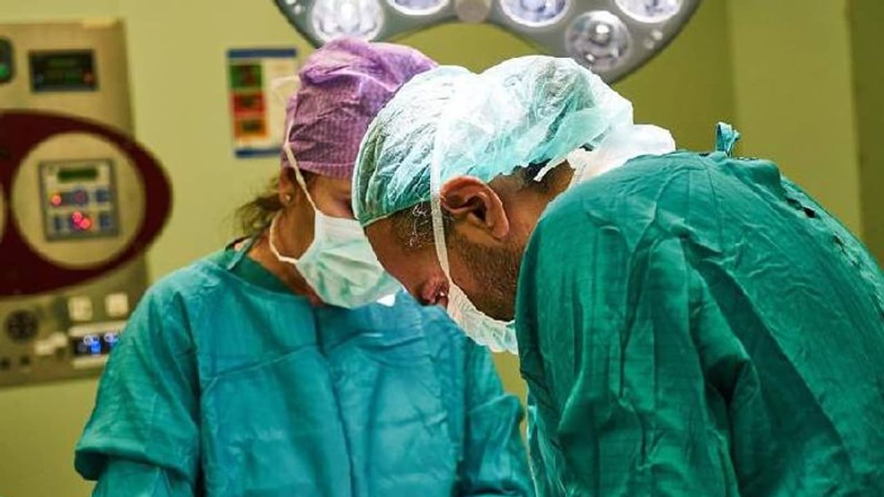 വീട്ടിൽ തന്നെ മൂക്കിന് പ്ലാസ്റ്റിക് സർജറി നടത്തി, ഒടുവിൽ യുവാവ് ആശുപത്രിയിൽ!