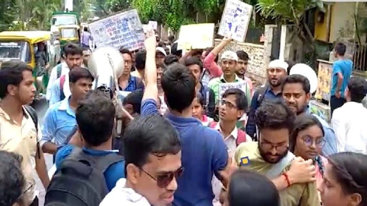 প্রাথমিক টেটের নিয়োগেও দুর্নীতি? উল্টোডাঙায় পুলিশের সাথে চাকরিপ্রার্থীদের ধুন্ধুমার প্রাথমিক টেটের নিয়োগেও দুর্নীতি? উল্টোডাঙায় পুলিশের সাথে চাকরিপ্রার্থীদের ধুন্ধুমার