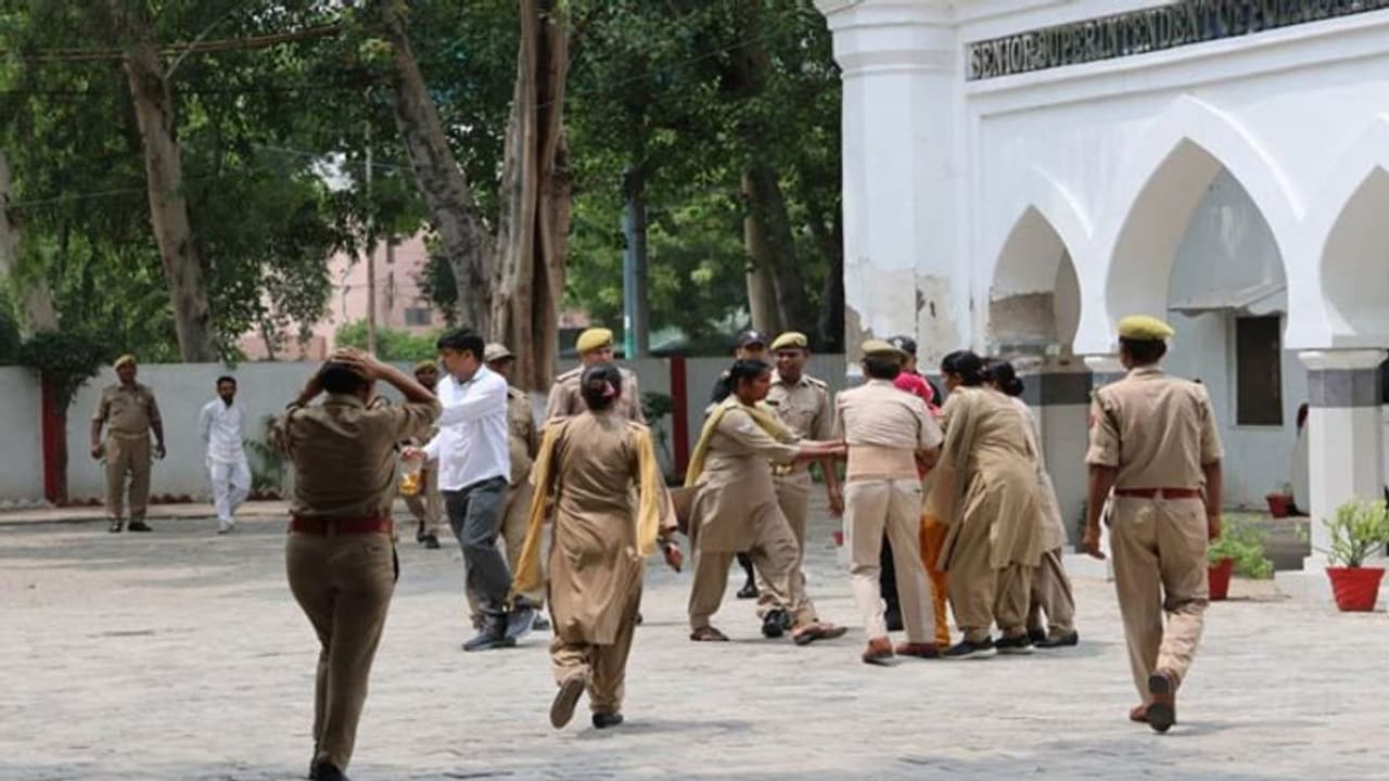 अलीगढ़: दुष्कर्म पीड़िता पूरी तैयारी से पहुंची थी एसएसपी कार्यालय, महिला को देख पुलिस के उड़े होश अलीगढ़: दुष्कर्म पीड़िता पूरी तैयारी से पहुंची थी एसएसपी कार्यालय, महिला को देख पुलिस के उड़े होश