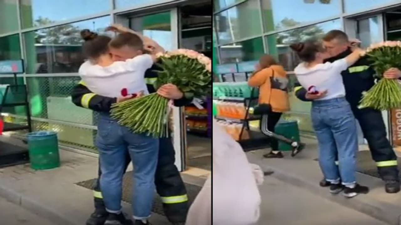 'मौत का सायरन'के बीच शख्स ने गर्लफ्रेंड को किया प्रपोज, Video देख लोगों की आंखें हुई नम 'मौत का सायरन'के बीच शख्स ने गर्लफ्रेंड को किया प्रपोज, Video देख लोगों की आंखें हुई नम