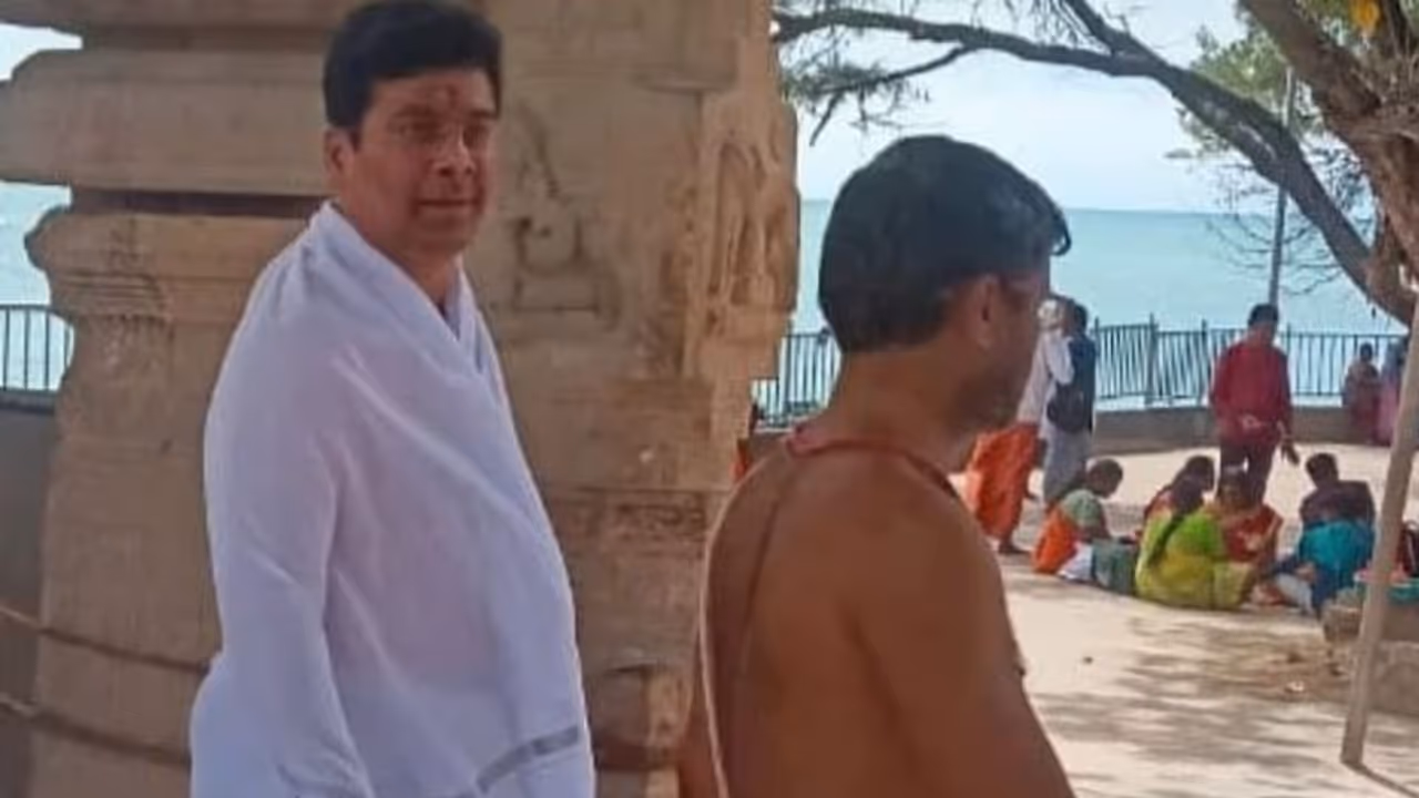 திருச்செந்தூர் கோவிலில் யாகம் நடத்திய சபரீசன்... நாங்கள் ஆண்டவனுக்கு, ஆன்மீகத்திற்கு எதிரி அல்ல.. RS.பாரதி. திருச்செந்தூர் கோவிலில் யாகம் நடத்திய சபரீசன்... நாங்கள் ஆண்டவனுக்கு, ஆன்மீகத்திற்கு எதிரி அல்ல.. RS.பாரதி.