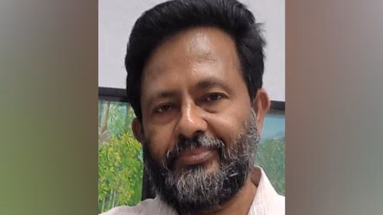 മലപ്പുറത്ത് വില്ലേജ് ഓഫീസറെ തൂങ്ങി മരിച്ച നിലയില് കണ്ടെത്തി മലപ്പുറത്ത് വില്ലേജ് ഓഫീസറെ തൂങ്ങി മരിച്ച നിലയില് കണ്ടെത്തി