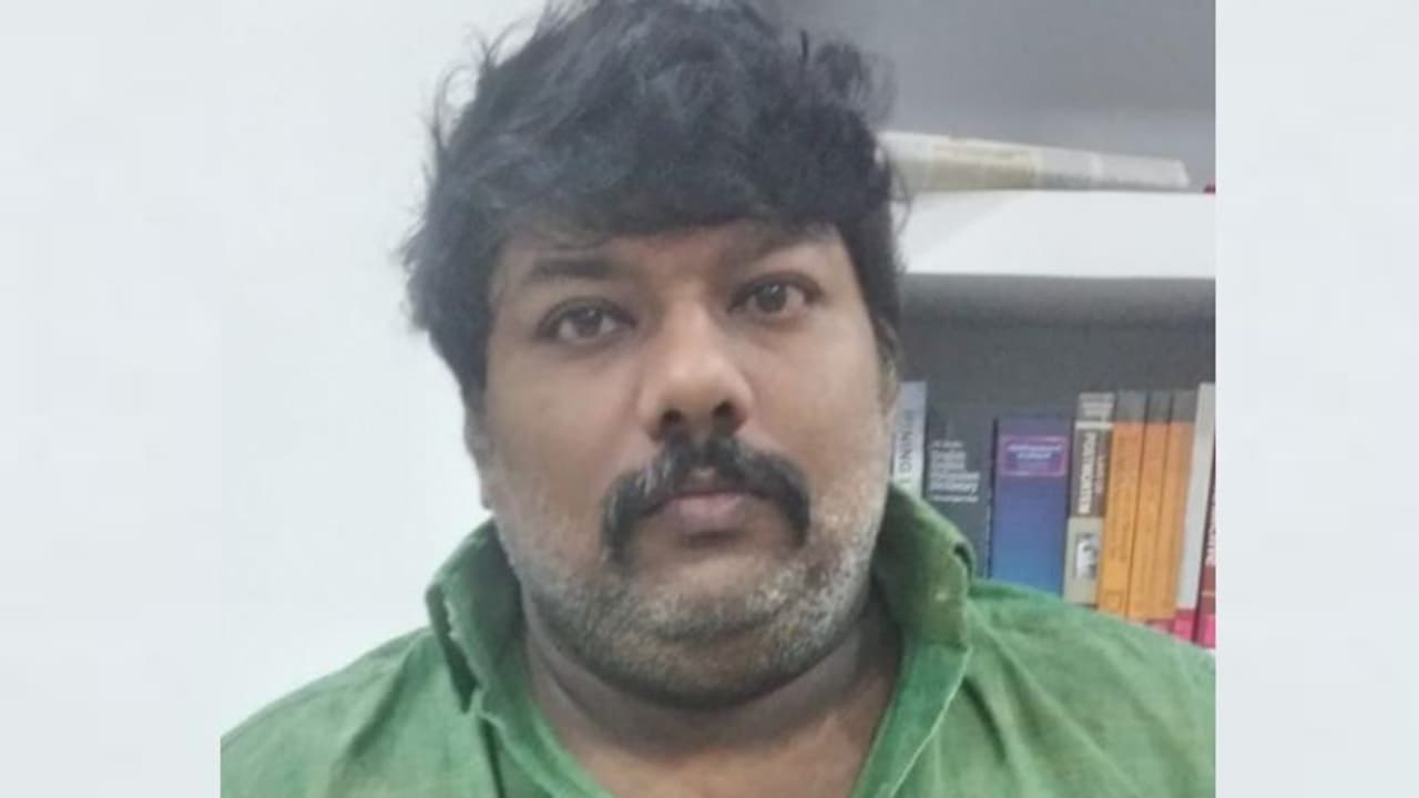 ബലമായി വീട്ടമ്മയുടെ ഫോട്ടോ എടുത്തു, 4 വർഷം ഭീഷണി തുടർന്നു, പണവും സ്വർണവും മൊബൈലും സ്വന്തമാക്കി; ഒടുവിൽ പിടിയിൽ ബലമായി വീട്ടമ്മയുടെ ഫോട്ടോ എടുത്തു, 4 വർഷം ഭീഷണി തുടർന്നു, പണവും സ്വർണവും മൊബൈലും സ്വന്തമാക്കി; ഒടുവിൽ പിടിയിൽ