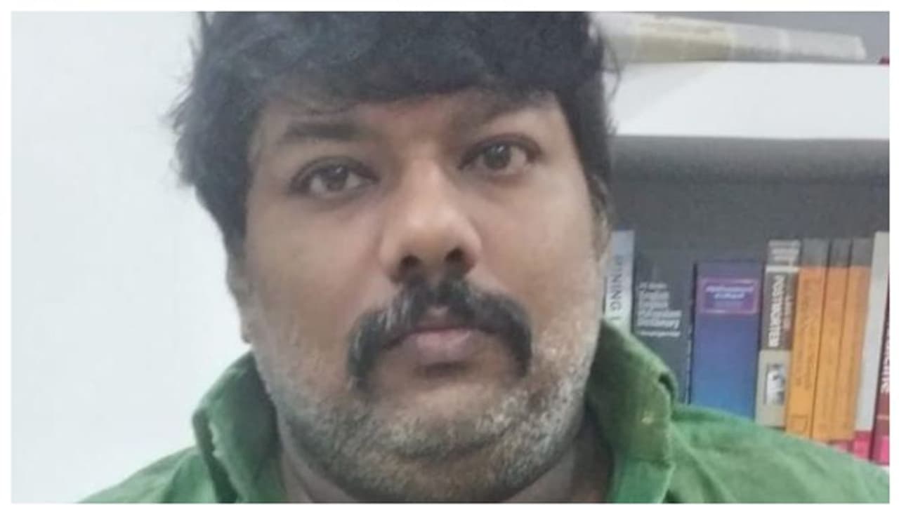 വീട്ടമ്മയെ ഭീഷണിപ്പെടുത്തി പണവും സ്വർണ്ണവും ഫോണും കവർന്നു; യൂത്ത് കോൺഗ്രസ് പ്രാദേശിക നേതാവ് പിടിയിൽ വീട്ടമ്മയെ ഭീഷണിപ്പെടുത്തി പണവും സ്വർണ്ണവും ഫോണും കവർന്നു; യൂത്ത് കോൺഗ്രസ് പ്രാദേശിക നേതാവ് പിടിയിൽ