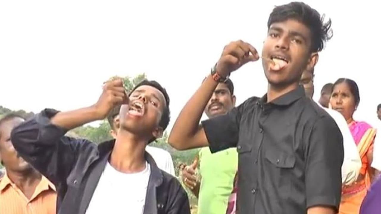 நாக பூஜைக்குப் பதில் தேள் பூஜை; இதென்ன வினோதம்; கர்நாடகாவில் அலைமோதும் பக்தர்கள் கூட்டம்!! நாக பூஜைக்குப் பதில் தேள் பூஜை; இதென்ன வினோதம்; கர்நாடகாவில் அலைமோதும் பக்தர்கள் கூட்டம்!!