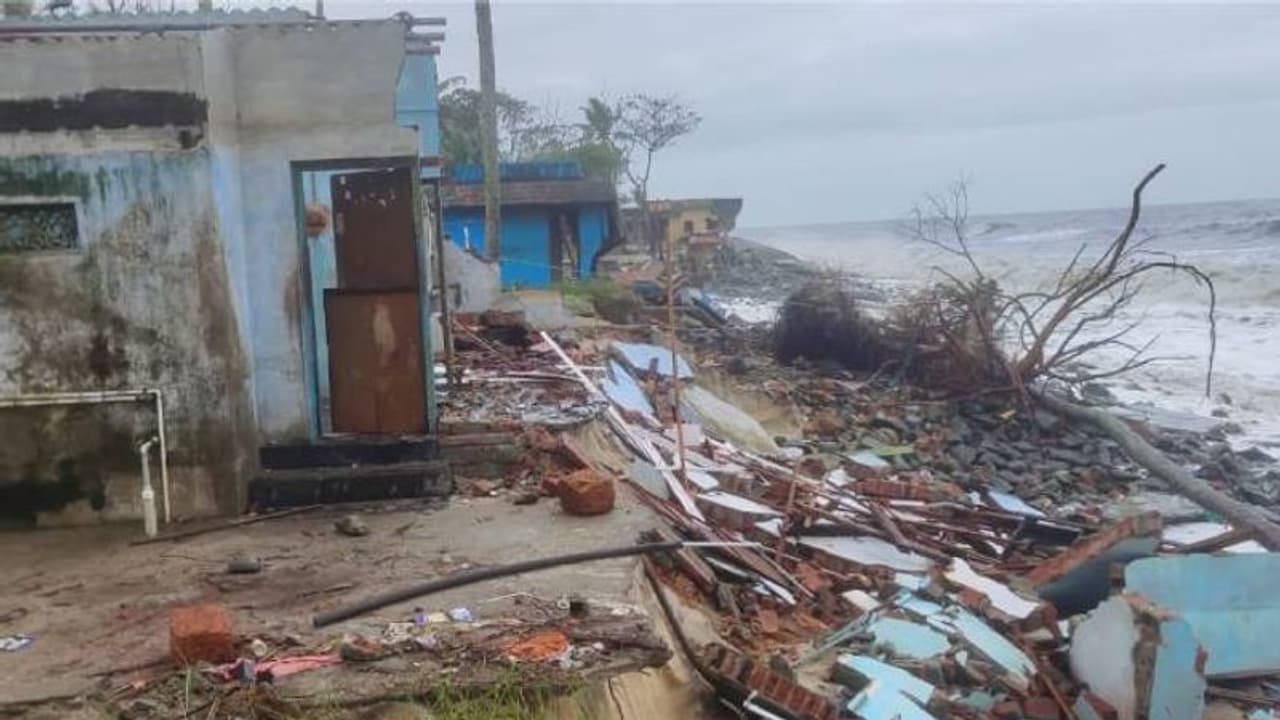 ആലപ്പുഴയിൽ കടൽ ക്ഷോഭം, വീട് പൂർണ്ണമായി തകർന്നു