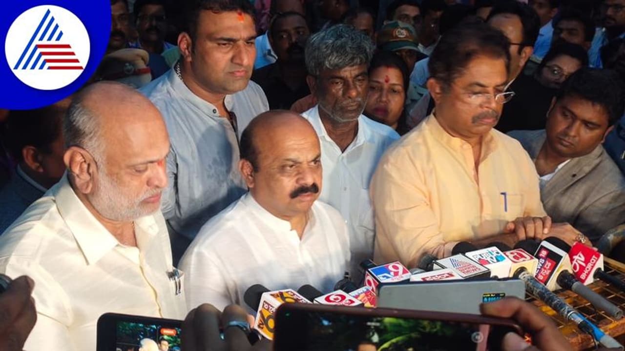 ನೆರೆಪೀಡಿತ ಭಟ್ಕಳಕ್ಕೆ ಭೇಟಿ ನೀಡಿದ ಸಿಎಂ, ತಲಾ 5 ಲಕ್ಷ ಪರಿಹಾರ! ನೆರೆಪೀಡಿತ ಭಟ್ಕಳಕ್ಕೆ ಭೇಟಿ ನೀಡಿದ ಸಿಎಂ, ತಲಾ 5 ಲಕ್ಷ ಪರಿಹಾರ!