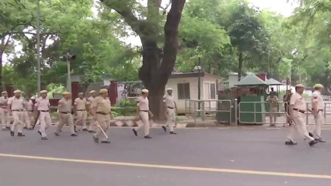 नेशनल हेराल्ड केस: ED ने सील किया यंग इंडिया का ऑफिस, कर्नाटक दौरा छोड़ दिल्ली लौटे राहुल गांधी नेशनल हेराल्ड केस: ED ने सील किया यंग इंडिया का ऑफिस, कर्नाटक दौरा छोड़ दिल्ली लौटे राहुल गांधी