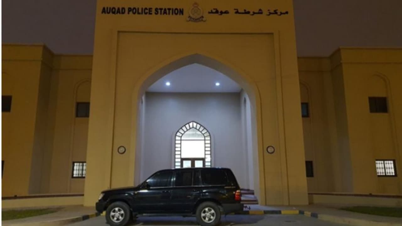 വാഹനത്തിൽ അശ്ലീല വാചകങ്ങൾ പ്രദർശിപ്പിച്ചതിന് ഒരാൾ അറസ്റ്റിൽ വാഹനത്തിൽ അശ്ലീല വാചകങ്ങൾ പ്രദർശിപ്പിച്ചതിന് ഒരാൾ അറസ്റ്റിൽ