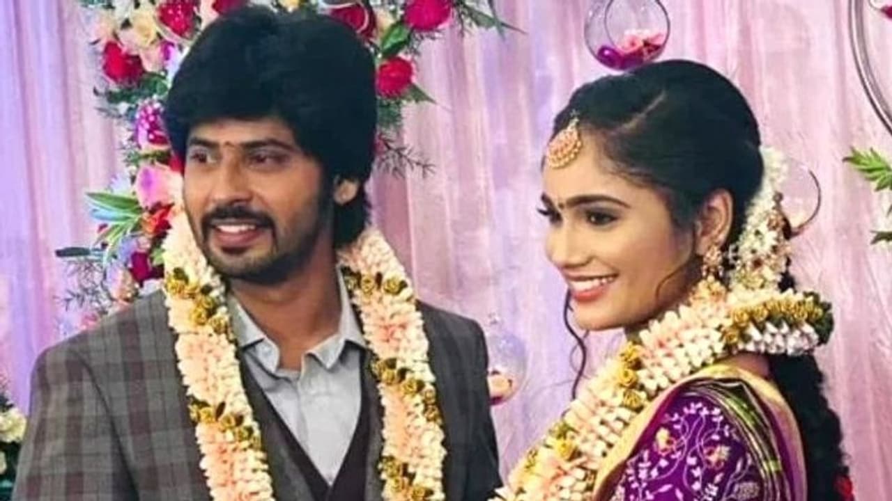 నటి తేజస్విని గౌడతో టీవీ నటుడు అమర్ దీప్ ఎంగేజ్మెంట్.. నటి తేజస్విని గౌడతో టీవీ నటుడు అమర్ దీప్ ఎంగేజ్మెంట్..