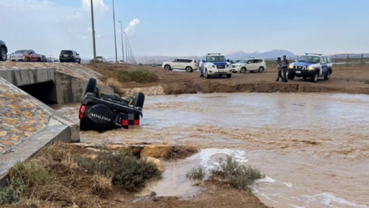 യുഎഇയില്‍ വിവിധയിടങ്ങളില്‍ കനത്ത മഴ; വീഡിയോ ചിത്രീകരിക്കുന്നതിനിടെ വാഹനം മറിഞ്ഞ് യുവാവിന് പരിക്ക്