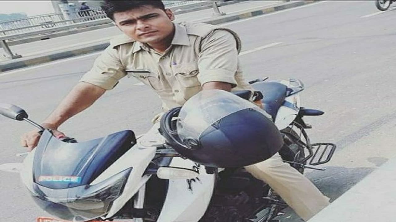प्रयागराज पुलिस लाइन में सिपाही ने गोली मारकर की आत्महत्या, महकमे में मचा हड़कंप प्रयागराज पुलिस लाइन में सिपाही ने गोली मारकर की आत्महत्या, महकमे में मचा हड़कंप