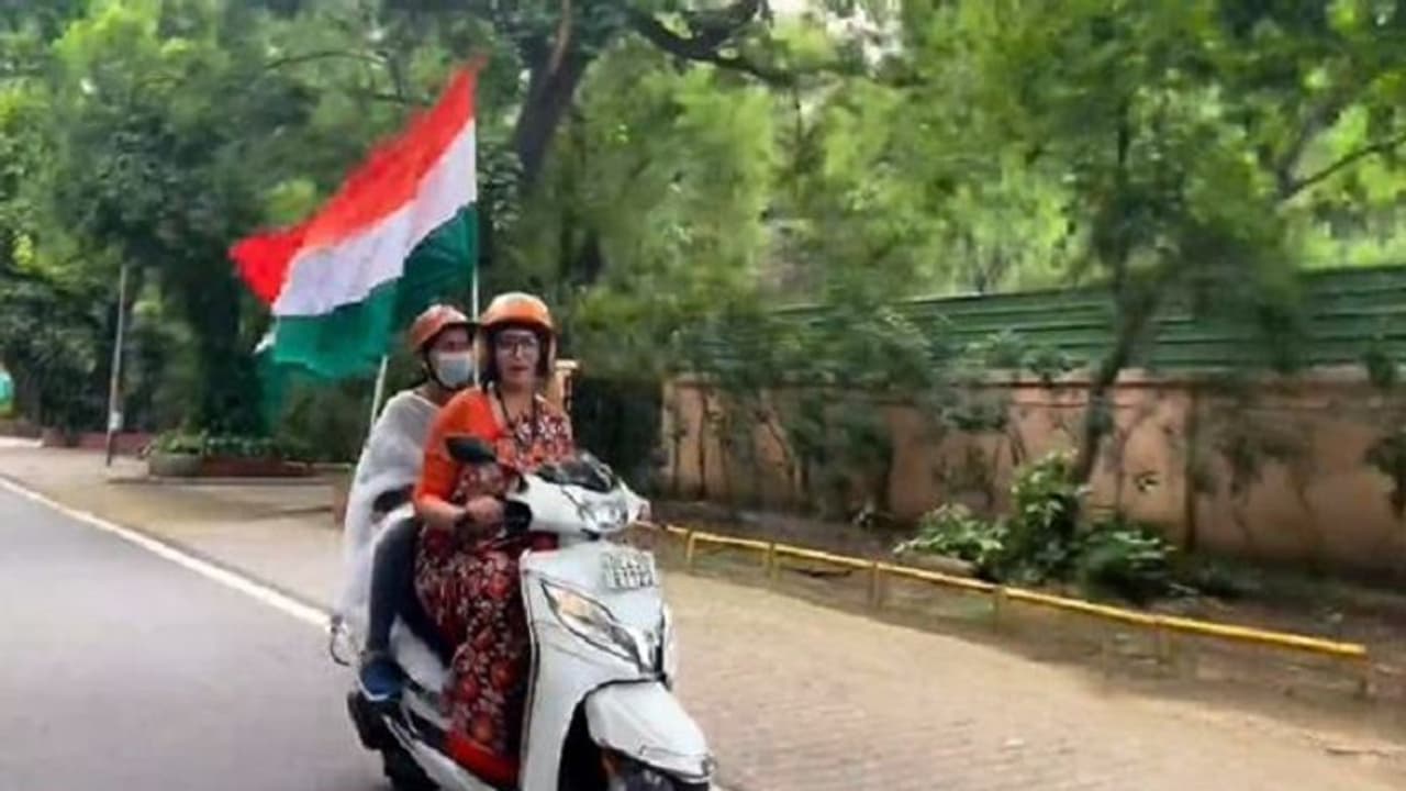 స్కూటర్ పై స్మృతి ఇరానీ, భలే ఫిట్ గా ఉన్నావన్న ఏక్తాకపూర్.. వైరల్ అవుతున్న వీడియో.. స్కూటర్ పై స్మృతి ఇరానీ, భలే ఫిట్ గా ఉన్నావన్న ఏక్తాకపూర్.. వైరల్ అవుతున్న వీడియో..