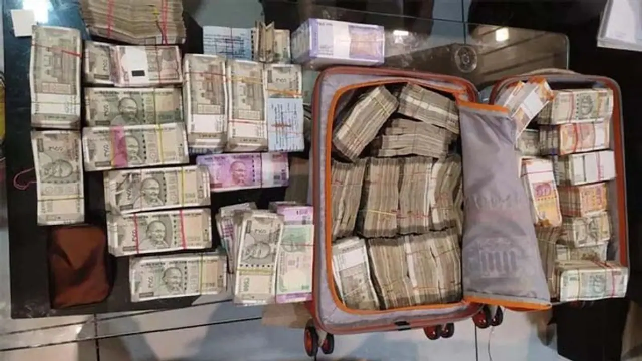 পার্থ অর্পিতাকেও ছাড়িয়ে গেল কানপুরের ব্যবসায়ী, রাশি রাশি বাজেয়াপ্ত টাকা নিয়ে যেতে লাগল কন্টেনার পার্থ অর্পিতাকেও ছাড়িয়ে গেল কানপুরের ব্যবসায়ী, রাশি রাশি বাজেয়াপ্ত টাকা নিয়ে যেতে লাগল কন্টেনার