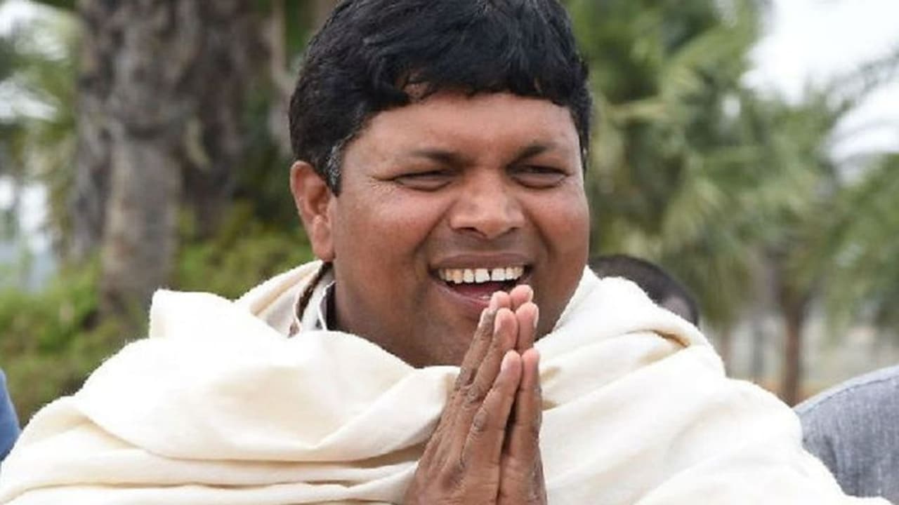 मंत्री के नंबर से मैसेज आया पैसे जमा करा दें मैं मीटिंग में बिजी हूं, अधिकारी ने जांच की तो फूल गए हाथ पांव मंत्री के नंबर से मैसेज आया पैसे जमा करा दें मैं मीटिंग में बिजी हूं, अधिकारी ने जांच की तो फूल गए हाथ पांव