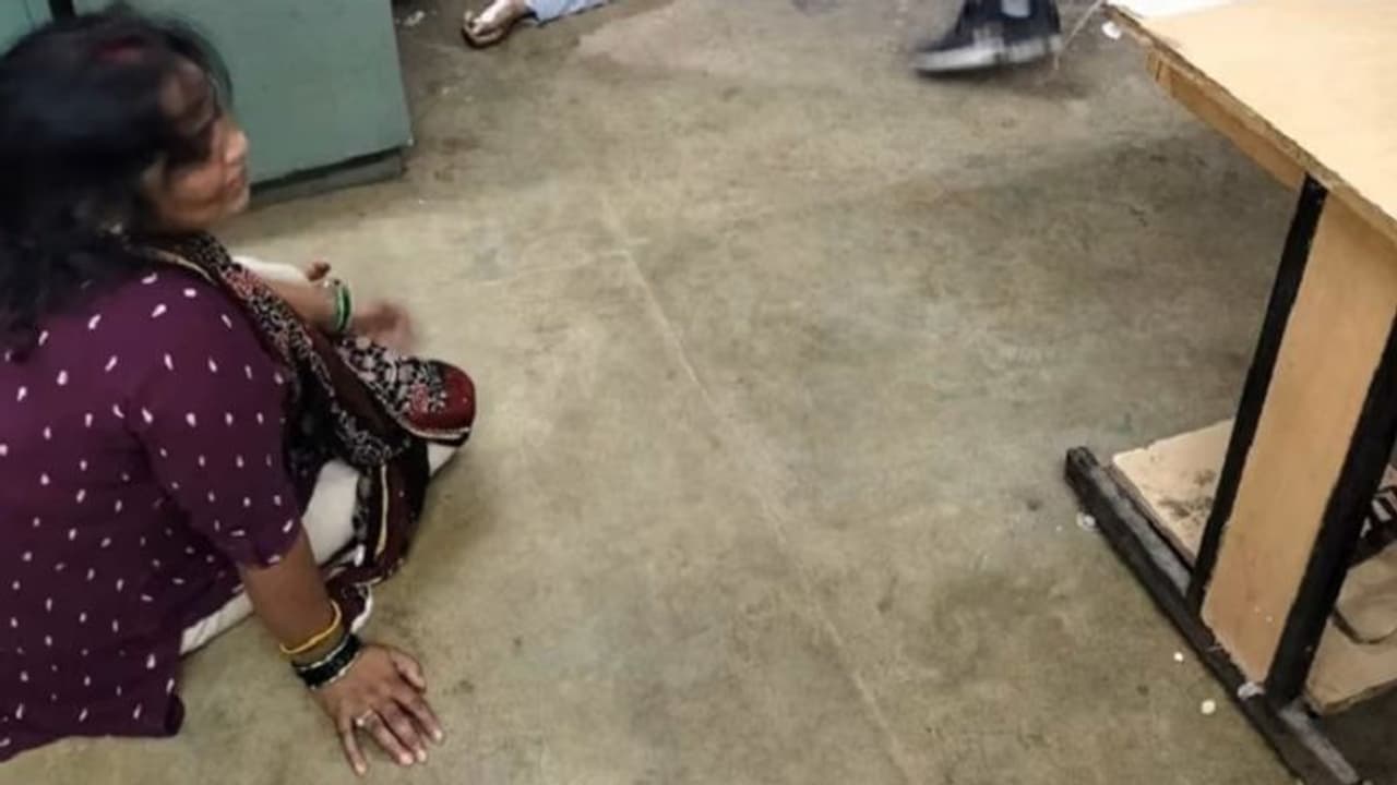 PWD मुख्यालय में मिला क्लर्क का शव और कमरे में पड़ी थी शराब की बोतलें, पत्नी ने लगाए कई गंभीर आरोप PWD मुख्यालय में मिला क्लर्क का शव और कमरे में पड़ी थी शराब की बोतलें, पत्नी ने लगाए कई गंभीर आरोप