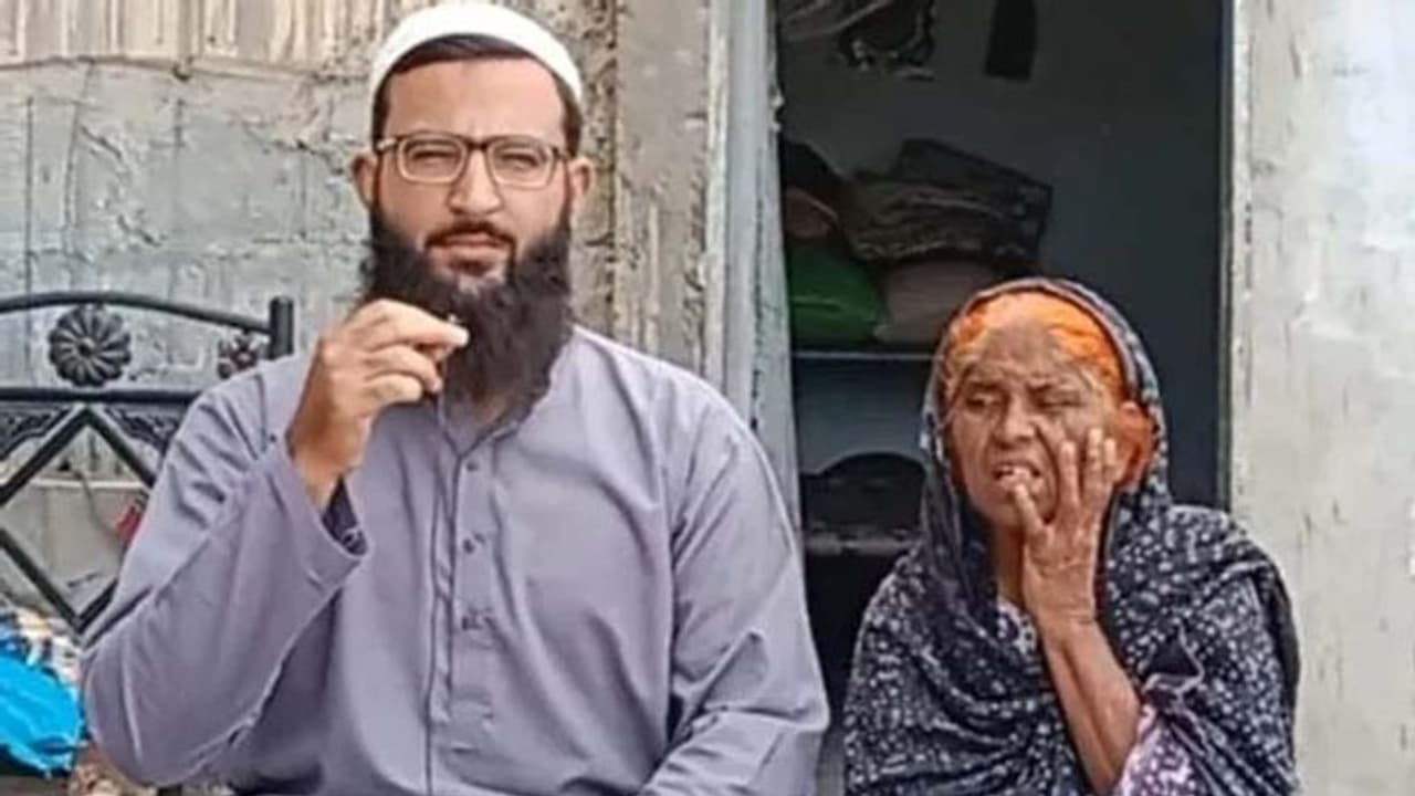 जो काम कोई नहीं कर पाया, वो सोशल मीडिया ने कर दिखाया, पाकिस्तान में मिली 20 साल पहले गायब हुईं अम्मी जान जो काम कोई नहीं कर पाया, वो सोशल मीडिया ने कर दिखाया, पाकिस्तान में मिली 20 साल पहले गायब हुईं अम्मी जान