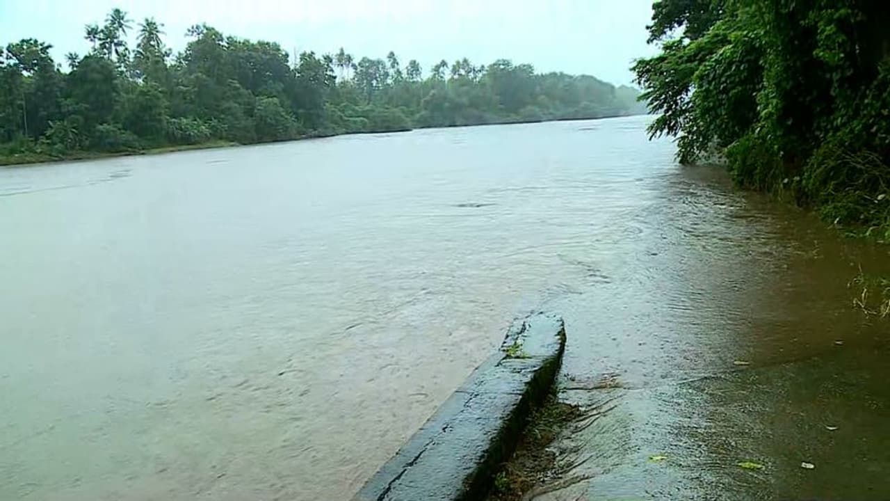 ചാലക്കുടി പുഴയില് വെള്ളം ഉയരും; പുഴക്കരയിലുള്ളവരെ എത്രയും വേഗം ഒഴിപ്പിക്കണം: ജില്ലാ കലക്ടര് ചാലക്കുടി പുഴയില് വെള്ളം ഉയരും; പുഴക്കരയിലുള്ളവരെ എത്രയും വേഗം ഒഴിപ്പിക്കണം: ജില്ലാ കലക്ടര്