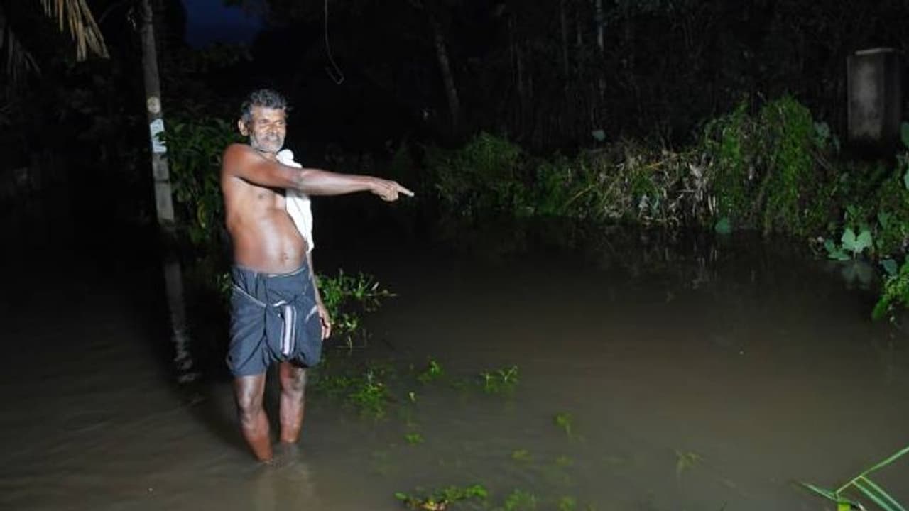 ഒഴുക്കിൽപ്പെട്ട പിഞ്ചുകുഞ്ഞിനും മാതാവിനും രക്ഷകനായി മരംവെട്ട് തൊഴിലാളി ഒഴുക്കിൽപ്പെട്ട പിഞ്ചുകുഞ്ഞിനും മാതാവിനും രക്ഷകനായി മരംവെട്ട് തൊഴിലാളി
