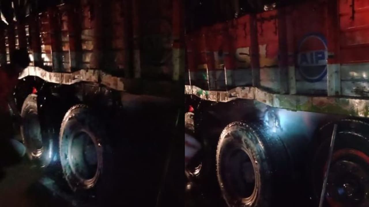 കൊയിലാണ്ടിയിൽ ഓടിക്കൊണ്ടിരിക്കെ ലോറിയുടെ ടയറിന് തീപിടിച്ചു കൊയിലാണ്ടിയിൽ ഓടിക്കൊണ്ടിരിക്കെ ലോറിയുടെ ടയറിന് തീപിടിച്ചു