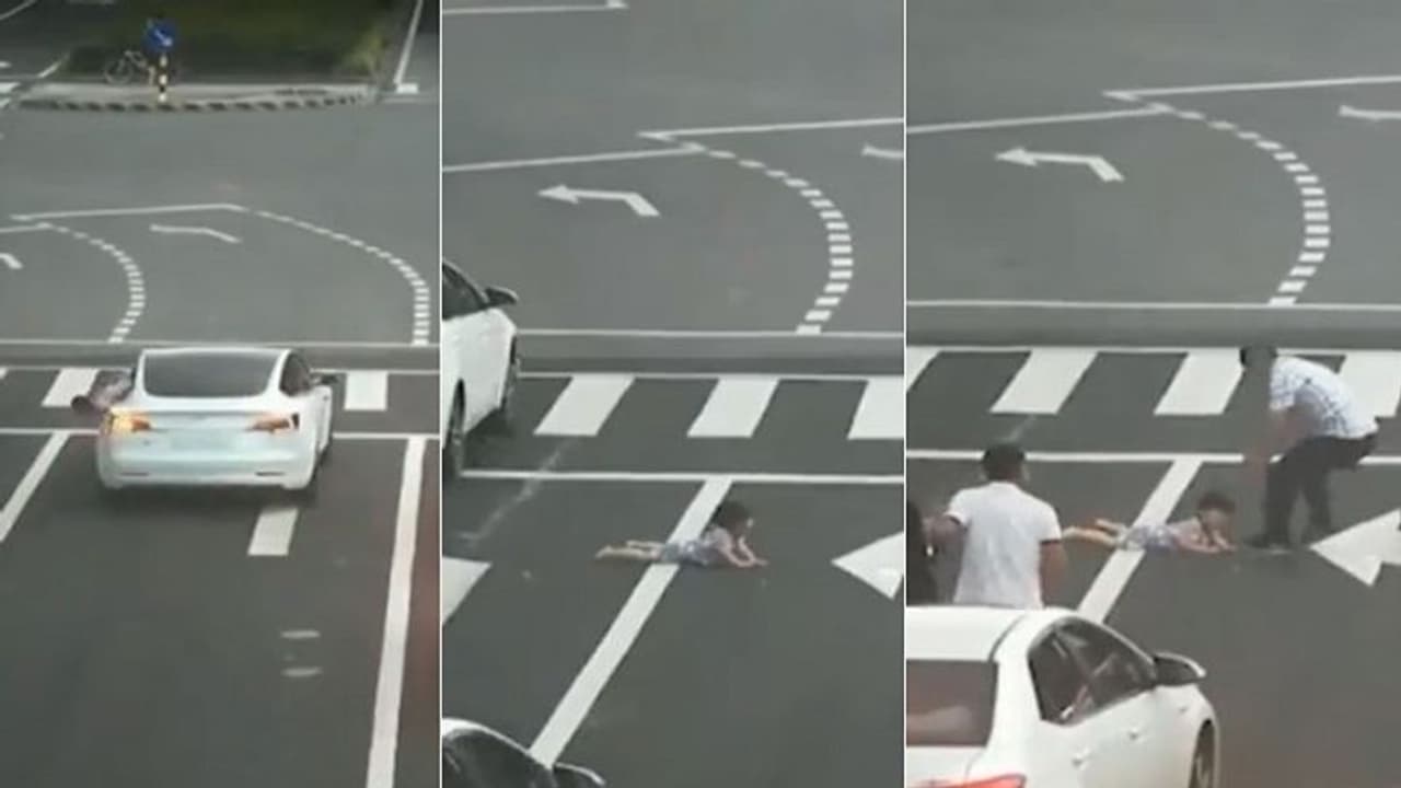 Viral Video : కారు కిటికీలోంచి రోడ్డు మీద పడ్డ చిన్నారి.. ఎలా కాపాడారో చూడండి.. Viral Video : కారు కిటికీలోంచి రోడ్డు మీద పడ్డ చిన్నారి.. ఎలా కాపాడారో చూడండి..