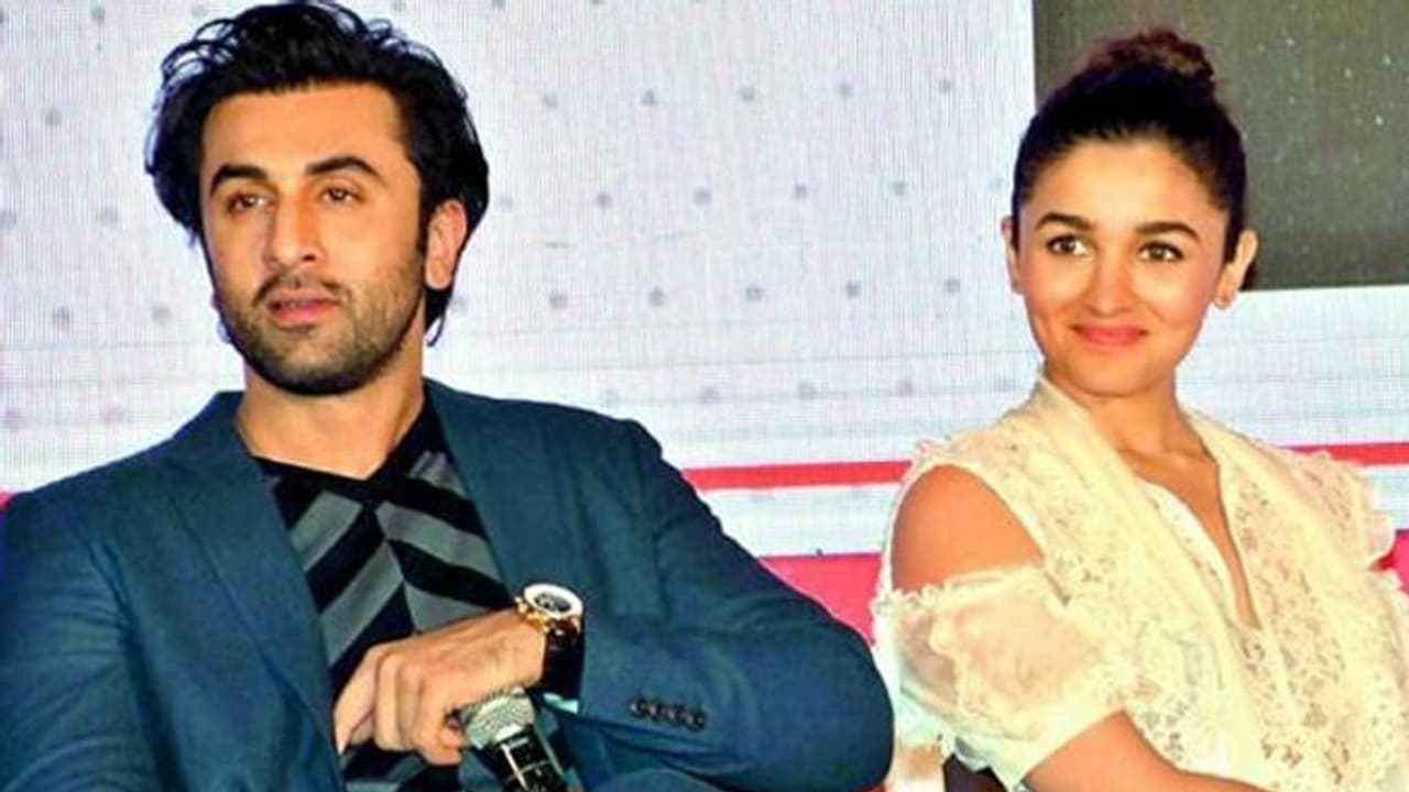 आलिया भट्ट ने सबके सामने खोल दिए घर के अंदर के वो राज, जानें पति रणबीर कपूर को लेकर आखिर क्या बोली आलिया भट्ट ने सबके सामने खोल दिए घर के अंदर के वो राज, जानें पति रणबीर कपूर को लेकर आखिर क्या बोली