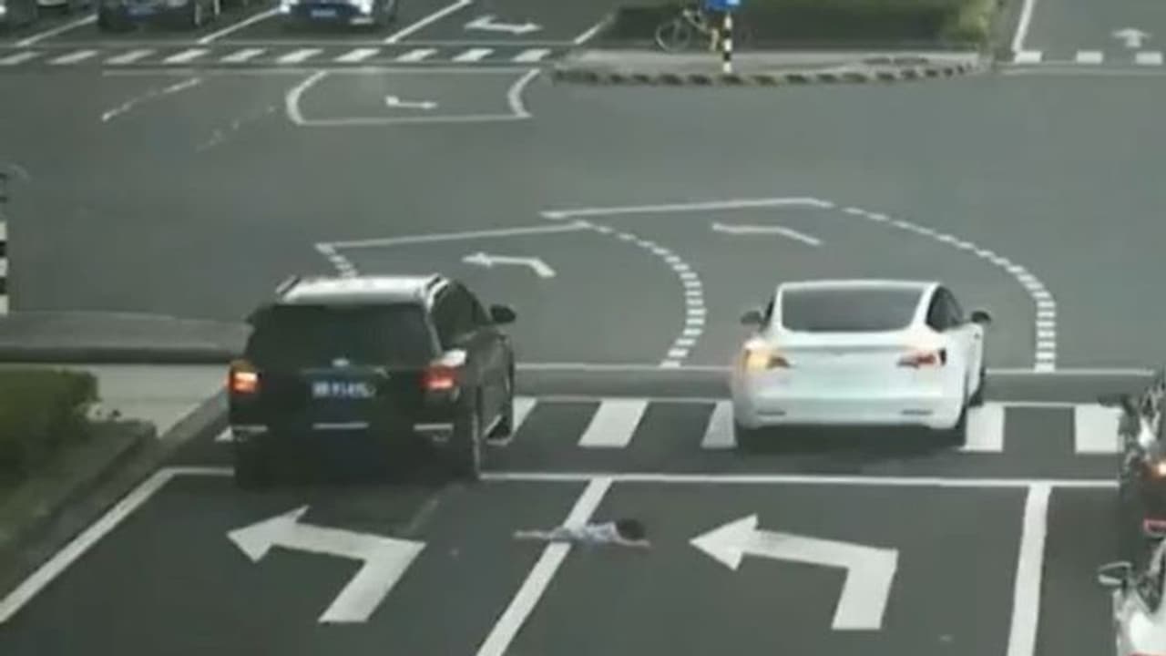 कार की खिड़की से बाहर देख रही थी बच्ची, गुस्साए ड्राइवर ने सड़क पर धकेल दिया और छोड़कर चला गया 