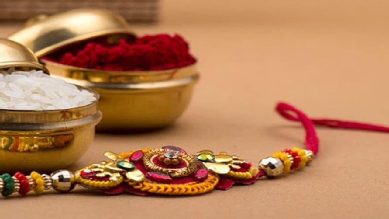 300 साल से यहां किसी बहन ने नहीं बांधी अपने भाई को राखी, वजह जानकर रह जाएंगे दंग 300 साल से यहां किसी बहन ने नहीं बांधी अपने भाई को राखी, वजह जानकर रह जाएंगे दंग