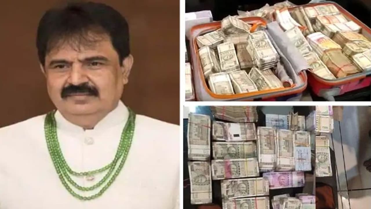 मप्र का धनकुबेर क्लर्कः लोगों को दिखाने बाइक से ऑफिस जाता था, अब घर के हर कोने में मिला नोटों का बंडल मप्र का धनकुबेर क्लर्कः लोगों को दिखाने बाइक से ऑफिस जाता था, अब घर के हर कोने में मिला नोटों का बंडल