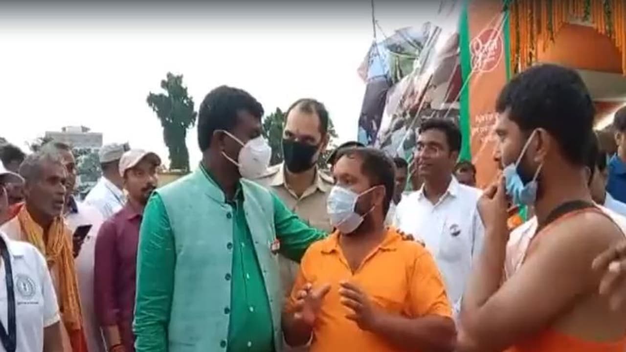 सर, 10 किमी का सफर बहुत चुभता है, कांवड़ियों के इस सवाल पर DC बोले कौन सी पार्टी से हो, यहां राजनीति मत करो सर, 10 किमी का सफर बहुत चुभता है, कांवड़ियों के इस सवाल पर DC बोले कौन सी पार्टी से हो, यहां राजनीति मत करो