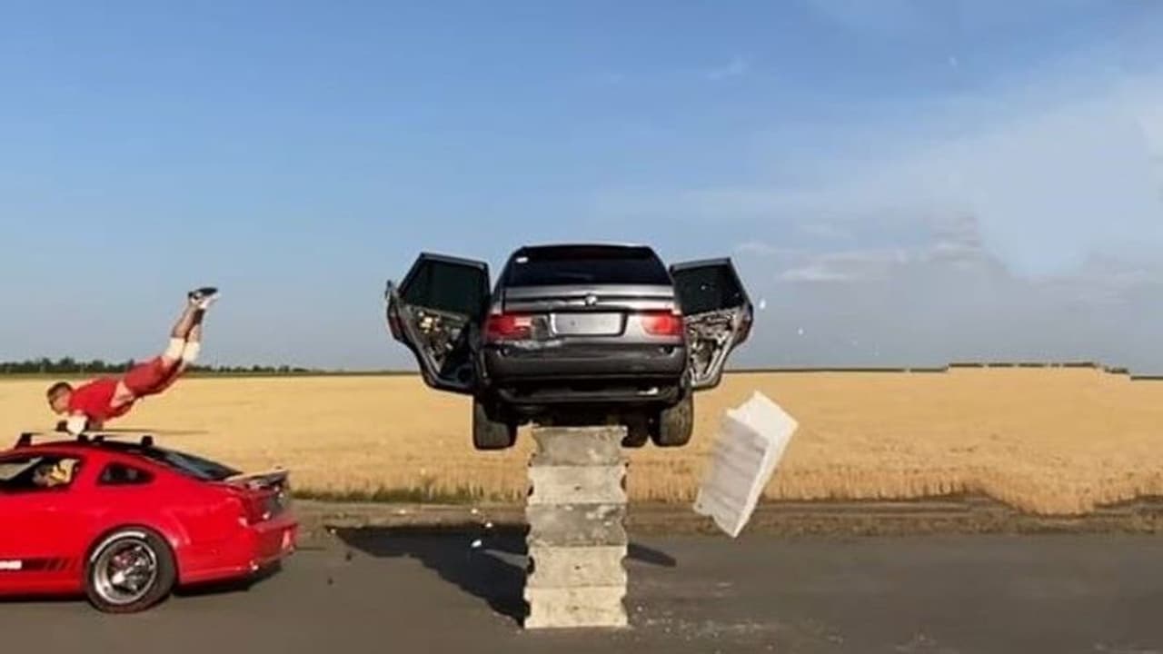 युवक का स्टंट देख हर कोई हैरान, पलक झपकते ही चलती कार से दूसरी में गया और वापस पहली गाड़ी पर चढ़ गया 