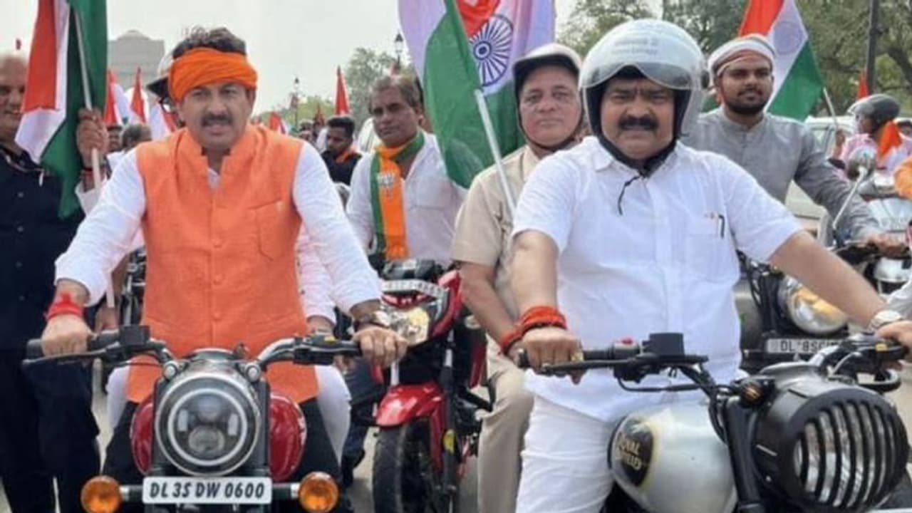 ഹർ ഘർ തിരം​ഗ റാലിയിൽ ഹെൽമറ്റില്ലാതെ ബൈക്ക് റൈഡ്, ബിജെപി എംപി മനോജ് തിവാരിക്ക് പിഴ, മാപ്പ് പറഞ്ഞ് നേതാവ്