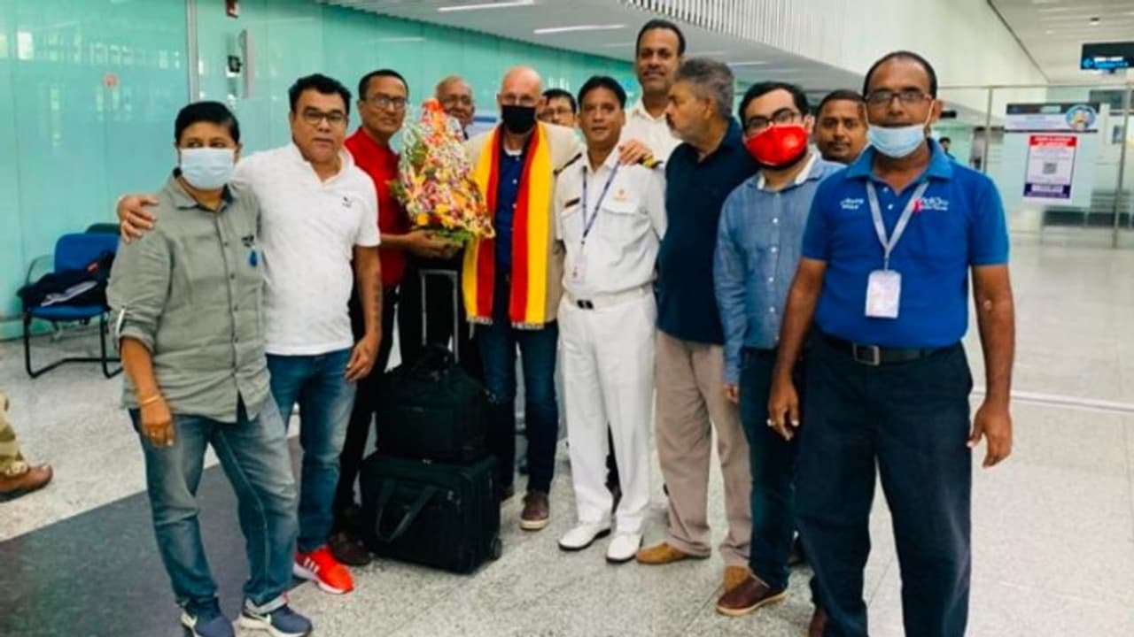 শহরে পা লাল হলুদের ব্রিটিশ কোচের, একসঙ্গে ১৩ প্লেয়ার সই করাল ইস্টবেঙ্গল