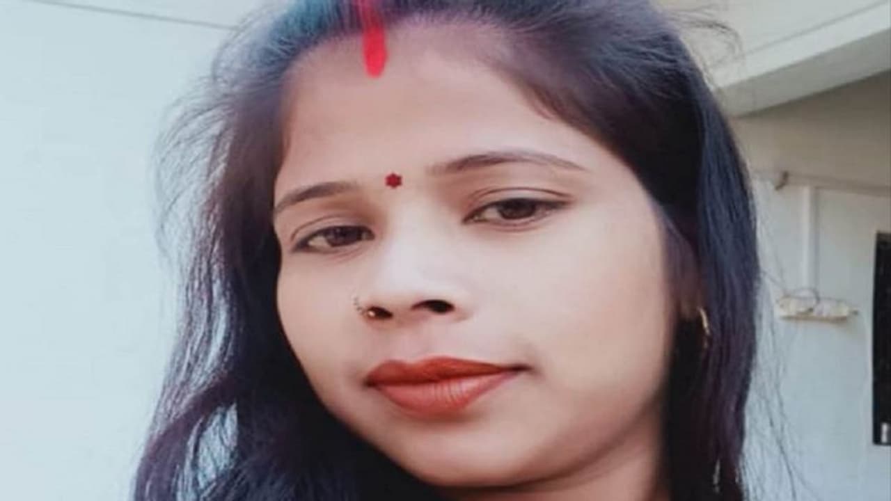 अलीगढ़ में 4 साल की मासूम के सामने मां ने लगाई फांसी, बेटी करती रही सवाल मेरा और भाई का क्या होगा? अलीगढ़ में 4 साल की मासूम के सामने मां ने लगाई फांसी, बेटी करती रही सवाल मेरा और भाई का क्या होगा?