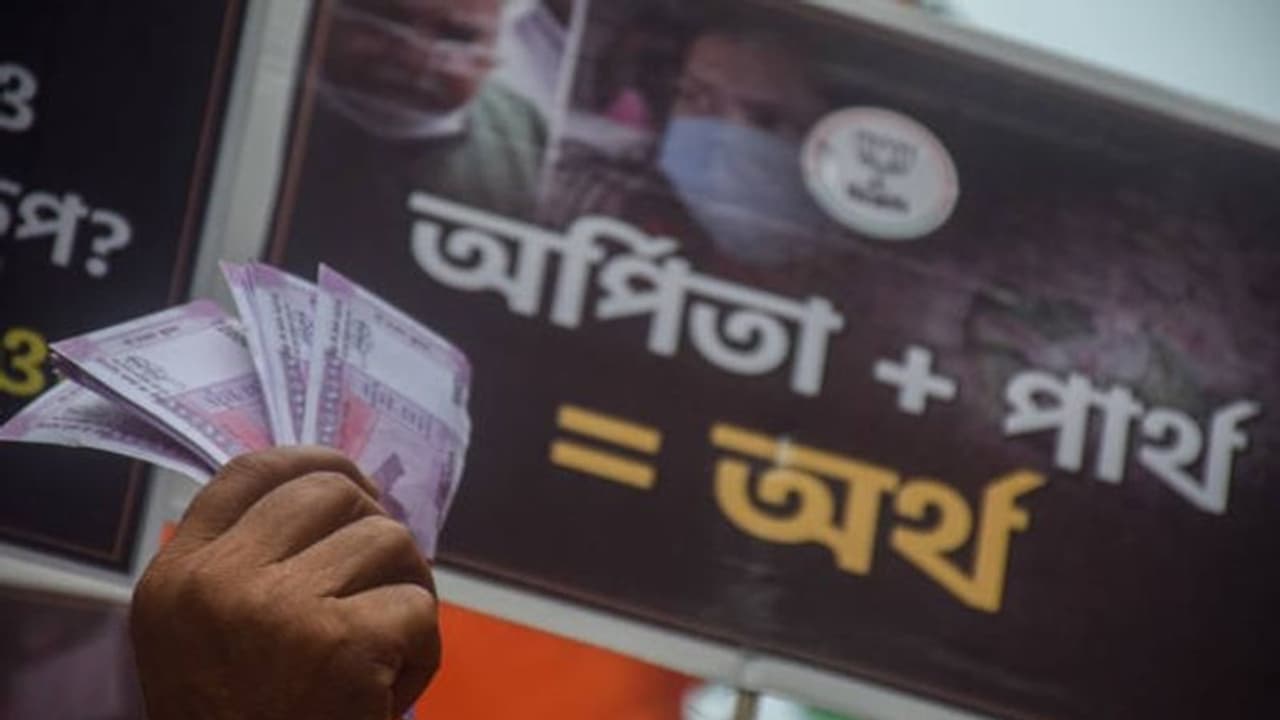 নয় বছরেরও বেশি সময় ধরে একে অপরের ঘনিষ্ঠ পার্থ অর্পিতা! ইডির তদন্তে সামনে এল সম্পর্কের নয়া তথ্য নয় বছরেরও বেশি সময় ধরে একে অপরের ঘনিষ্ঠ পার্থ অর্পিতা! ইডির তদন্তে সামনে এল সম্পর্কের নয়া তথ্য