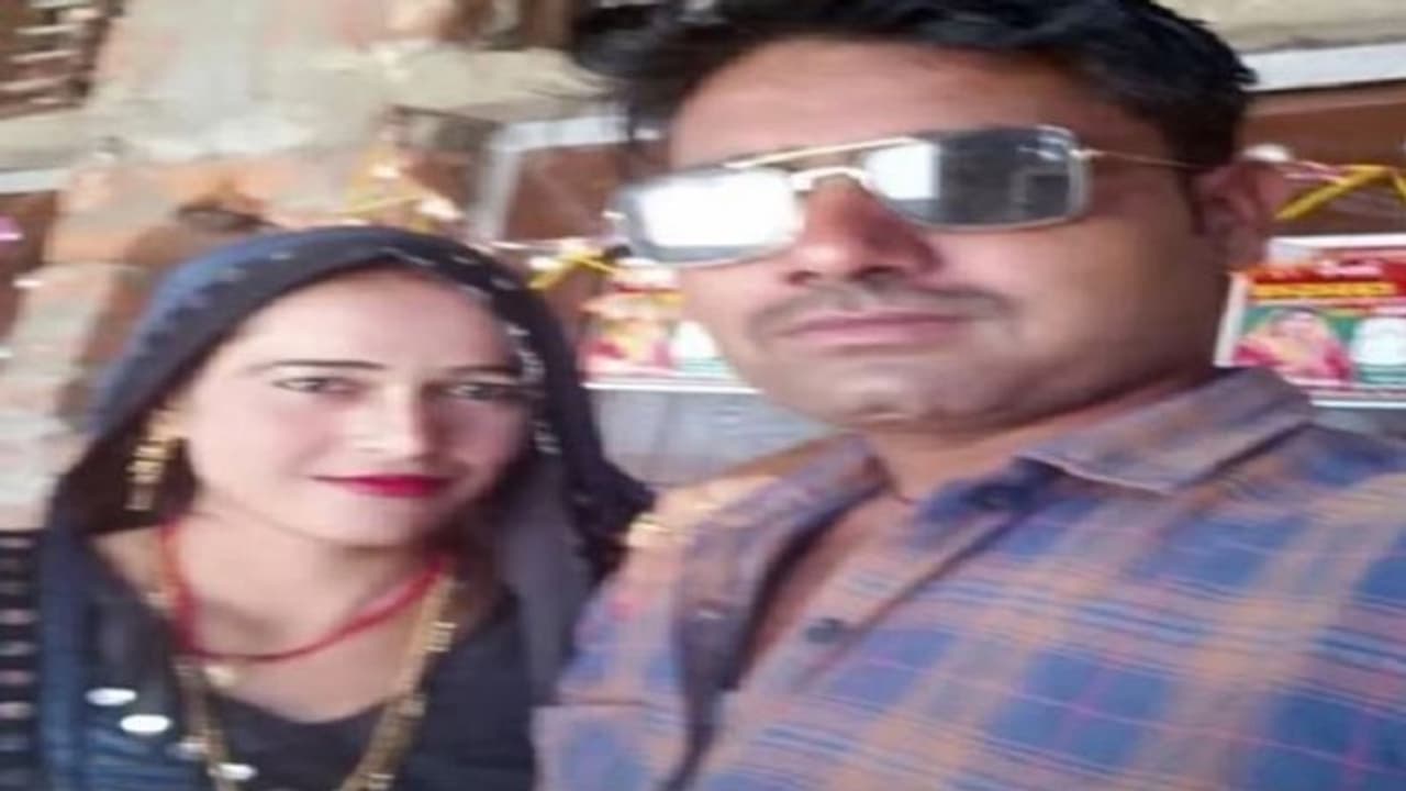 फिरोजाबाद में पति पत्नी की फंदे से झूलती लाश को देख हर कोई हैरान, अनाथ हो गईं 3 बेटियां फिरोजाबाद में पति पत्नी की फंदे से झूलती लाश को देख हर कोई हैरान, अनाथ हो गईं 3 बेटियां