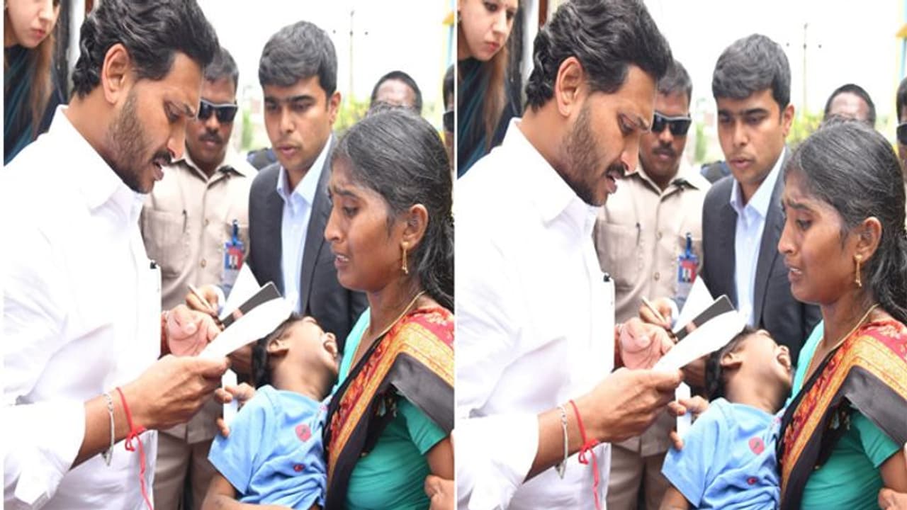 మరోసారి మానవత్వం చాటుకున్న సీఎం జగన్.. అనారోగ్యంతో ఉన్న బాలుడికి వైద్యం అందించాలని ఆదేశం