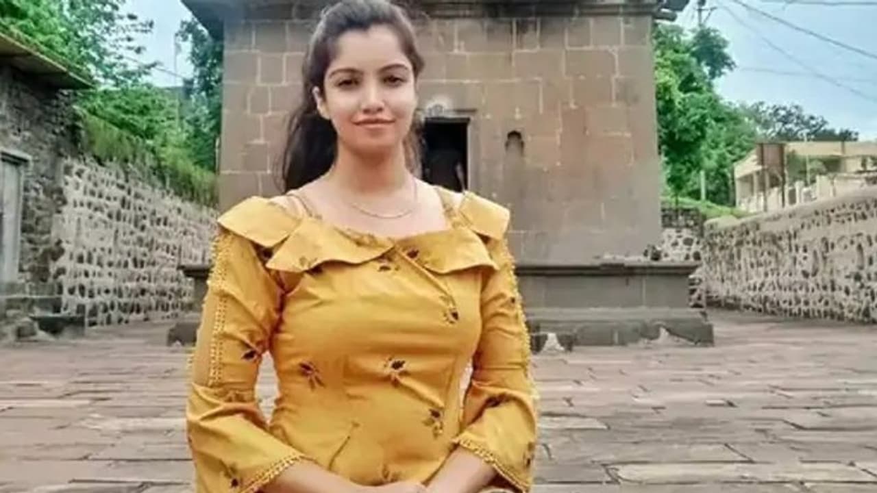 पुलिस इंजीनियर और बिजनेसमैन, हर कोई था इस शूटिंग प्लेयर के हुस्न का मुरीद, बाद में रोने के सिवा कुछ ना बचता पुलिस इंजीनियर और बिजनेसमैन, हर कोई था इस शूटिंग प्लेयर के हुस्न का मुरीद, बाद में रोने के सिवा कुछ ना बचता