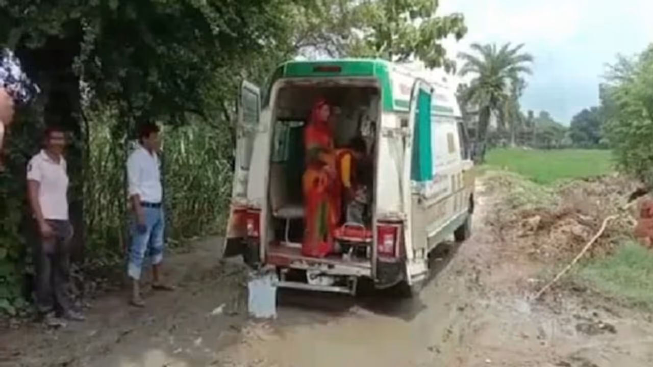 खस्ताहाल व्यवस्थाओं के चलते बस्ती में बीच रास्ते में फंसी एंबुलेंस, वहीं करवानी पड़ी प्रसूता को डिलीवरी खस्ताहाल व्यवस्थाओं के चलते बस्ती में बीच रास्ते में फंसी एंबुलेंस, वहीं करवानी पड़ी प्रसूता को डिलीवरी