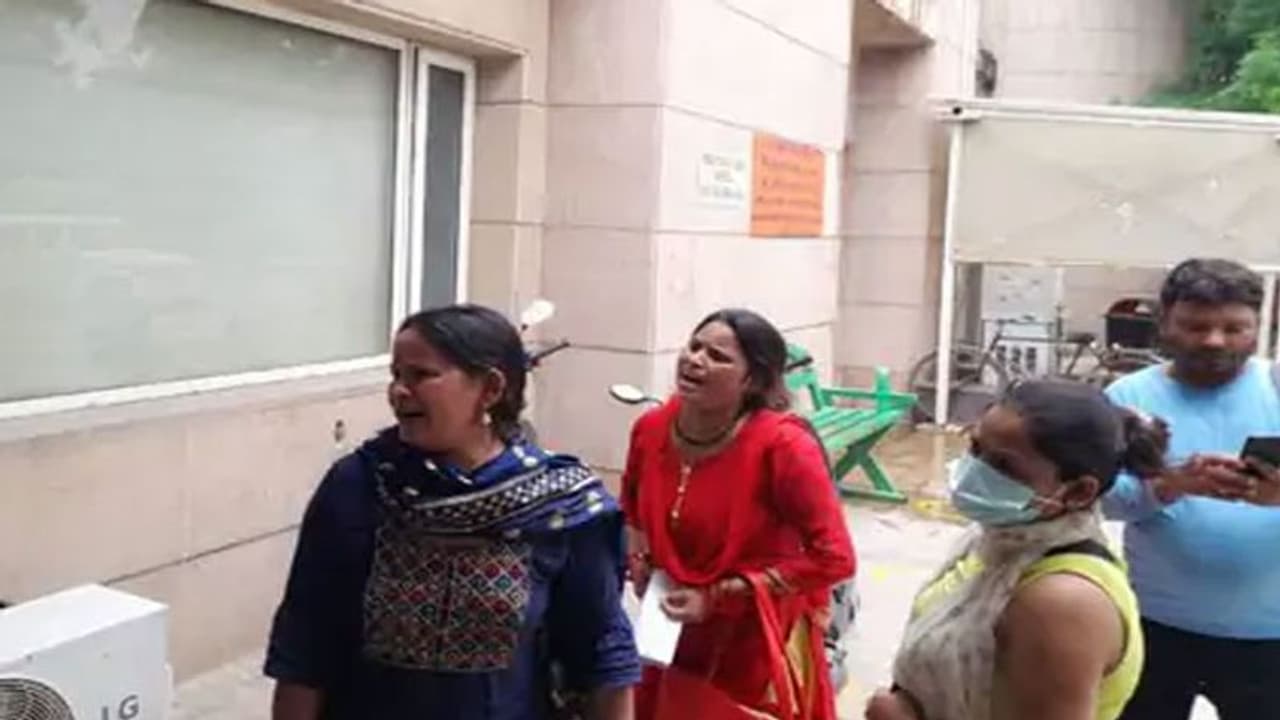 नोएडा: जमीन पर तड़पता रहा मरीज, परिजन अस्पताल प्रशासन से मांगते रहे एंबुलेंस, आखिरकार एक और मरीज ने तोड़ा दम नोएडा: जमीन पर तड़पता रहा मरीज, परिजन अस्पताल प्रशासन से मांगते रहे एंबुलेंस, आखिरकार एक और मरीज ने तोड़ा दम