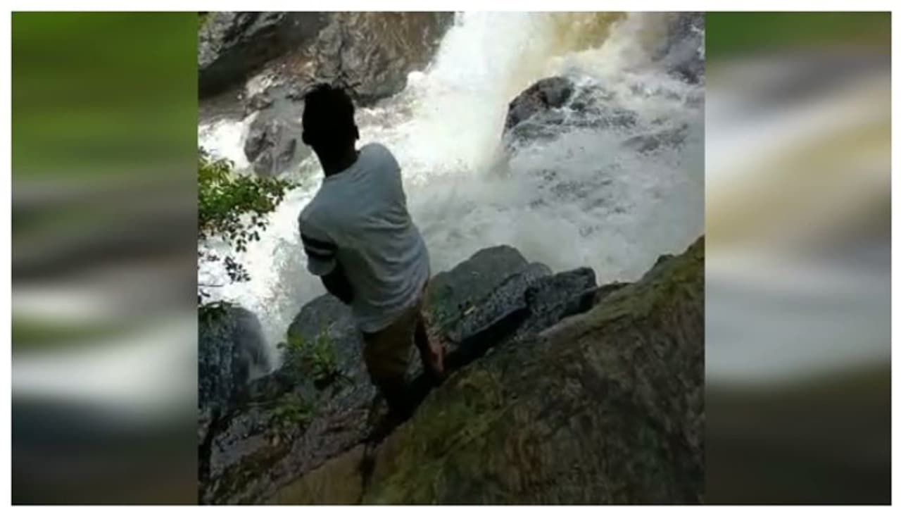 വീഡിയോയ്ക്കായി പോസ് ചെയ്യവേ കാല്‍വഴുതി വെള്ളച്ചാട്ടത്തില്‍ വീണു,യുവാവിനെ കാണാനില്ല