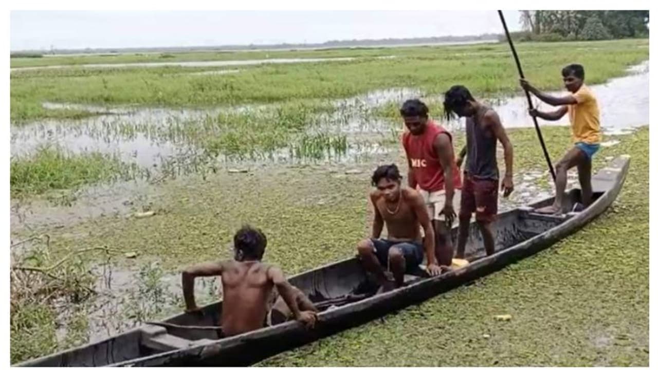 വെള്ളപ്പൊക്കം കാണാൻ സാഹസിക യാത്ര; വള്ളം മറിഞ്ഞ് അപകടത്തിൽപ്പെട്ട വിദ്യാർഥികളെ സാഹസികമായി രക്ഷിച്ചു വെള്ളപ്പൊക്കം കാണാൻ സാഹസിക യാത്ര; വള്ളം മറിഞ്ഞ് അപകടത്തിൽപ്പെട്ട വിദ്യാർഥികളെ സാഹസികമായി രക്ഷിച്ചു