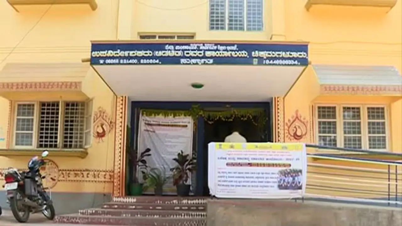 ಅತ್ತ ಚಿಕ್ಕಮಗಳೂರಿನಲ್ಲಿ 6 ಖಾಸಗಿ ಶಾಲೆಗಳಿಗೆ ಅನುಮತಿ, ಇತ್ತ 105 ಸರ್ಕಾರಿ ಶಾಲೆಗಳಿಗೆ ಬೀಗ