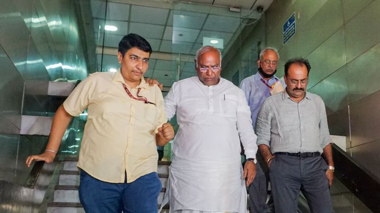 नेशनल हेराल्ड केस में मल्लिकार्जुन खड़गे से हुई पूछताछ, यंग इंडियन लिमिटेड ऑफिस में भी ईडी ने किया सर्च नेशनल हेराल्ड केस में मल्लिकार्जुन खड़गे से हुई पूछताछ, यंग इंडियन लिमिटेड ऑफिस में भी ईडी ने किया सर्च