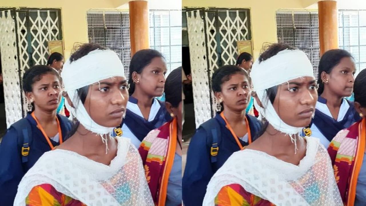 ಕಲಬುರಗಿ: ಕಾಲೇಜು ಛಾವಣಿ ಕುಸಿದು ಮೂವರು ವಿದ್ಯಾರ್ಥಿನಿಯರ ತಲೆಗೆ ಗಂಭೀರ ಗಾಯ ಕಲಬುರಗಿ: ಕಾಲೇಜು ಛಾವಣಿ ಕುಸಿದು ಮೂವರು ವಿದ್ಯಾರ್ಥಿನಿಯರ ತಲೆಗೆ ಗಂಭೀರ ಗಾಯ