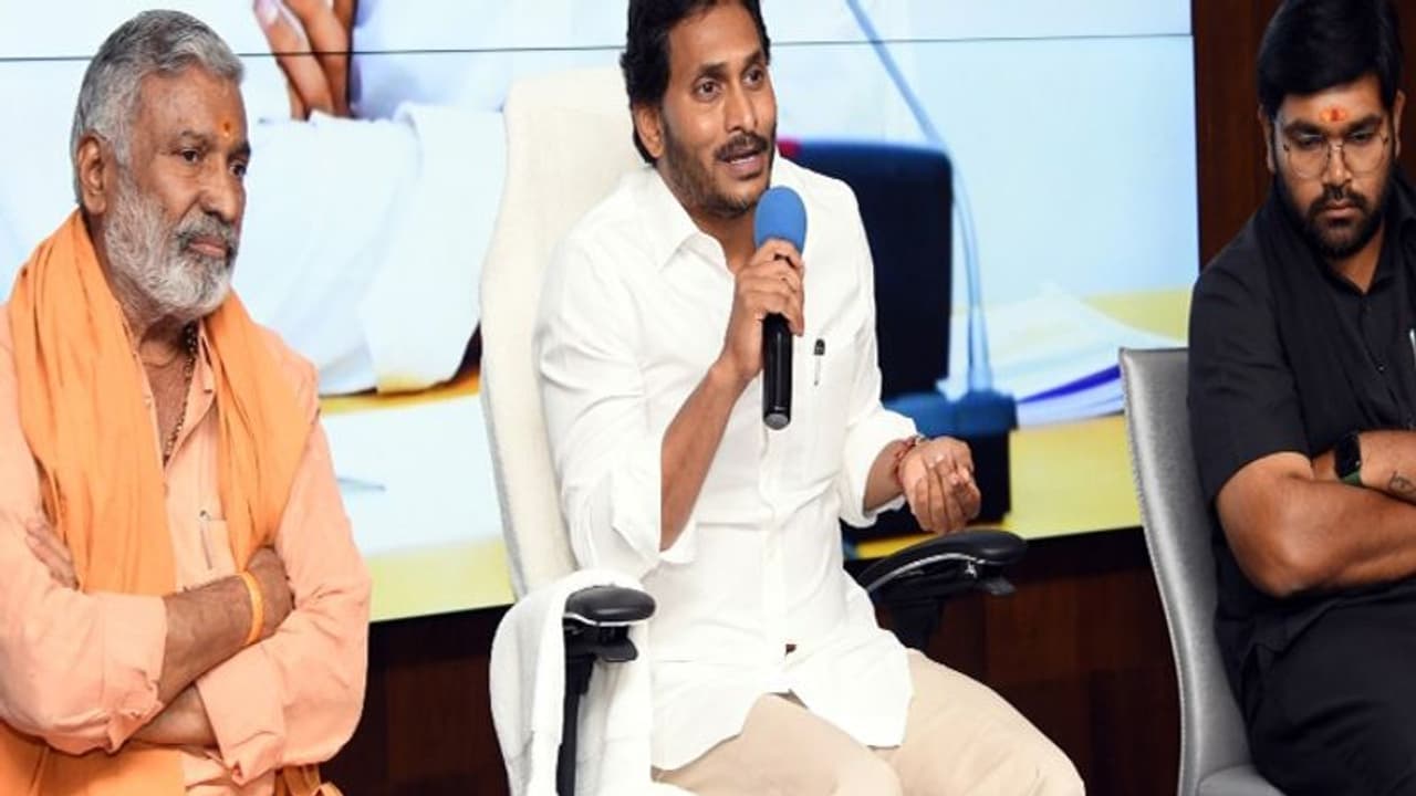 భరత్ను గెలిపిస్తే.. మంత్రిగా పంపిస్తా : కుప్పం వైసీపీ కార్యకర్తలతో జగన్ భరత్ను గెలిపిస్తే.. మంత్రిగా పంపిస్తా : కుప్పం వైసీపీ కార్యకర్తలతో జగన్