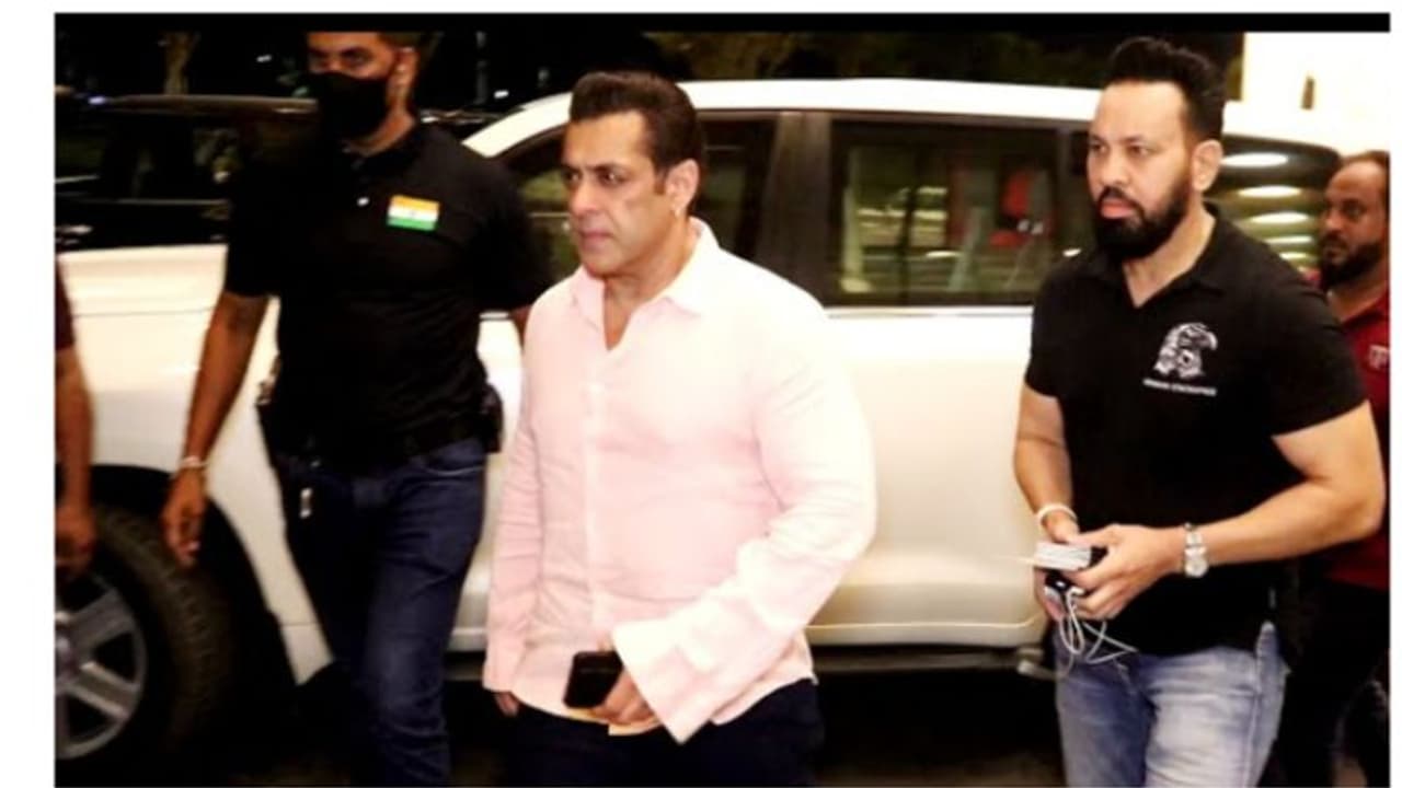 തോക്ക് ലൈസന്സിന് പിന്നാലെ സല്മാന് ഒന്നരക്കോടിയുടെ ബുള്ളറ്റ് പ്രൂഫ് ലാൻഡ് ക്രൂയിസറും! തോക്ക് ലൈസന്സിന് പിന്നാലെ സല്മാന് ഒന്നരക്കോടിയുടെ ബുള്ളറ്റ് പ്രൂഫ് ലാൻഡ് ക്രൂയിസറും!