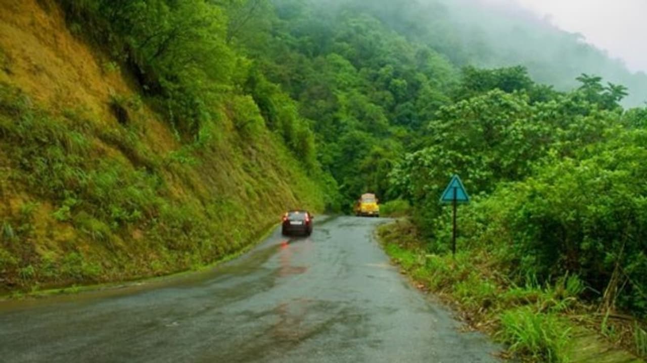 കനത്ത മഴ: പേരിയ ചുരം വഴിയുള്ള ഗതാഗതം നിരോധിച്ചു
