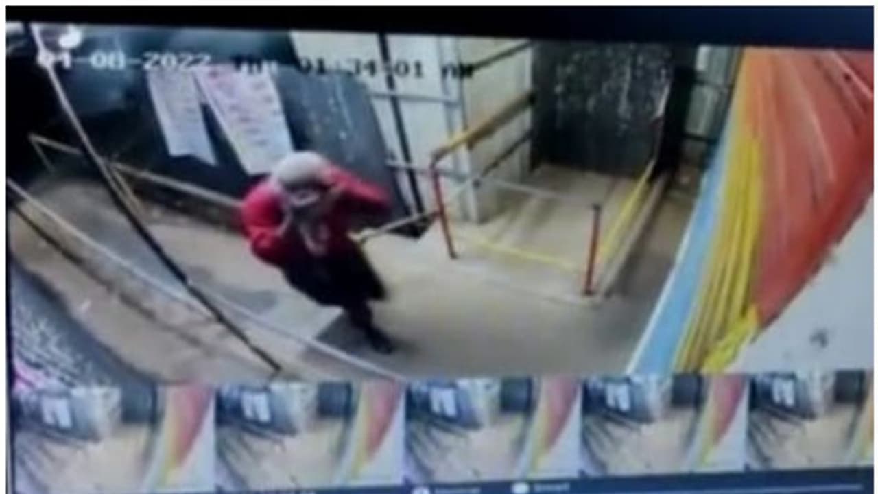 കോട്ടും മുഖംമൂടിയും ധരിച്ച് പാതിരാത്രി ബിവറേജസ് ഔട്ട്‍ലെറ്റില്‍ രണ്ട് പേര്‍; പണികൊടുത്ത് ഷട്ടര്‍