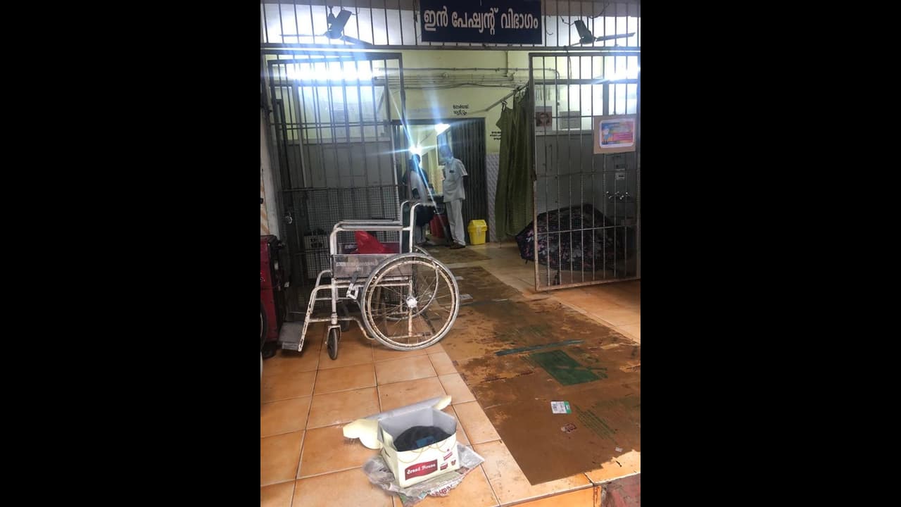 സർക്കാർ ആശുപത്രിയിൽ ചത്ത പട്ടിയെ പേപ്പറിൽ പൊതിഞ്ഞ് ഉപേക്ഷിച്ച നിലയിൽ